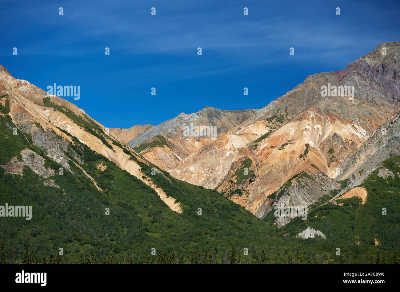 Vue de Glenn Highway à Sheep Mountain, qui est dans des couleurs spectaculaires au soleil brille parce que la roche est forte est minéralisée. Banque D'Images