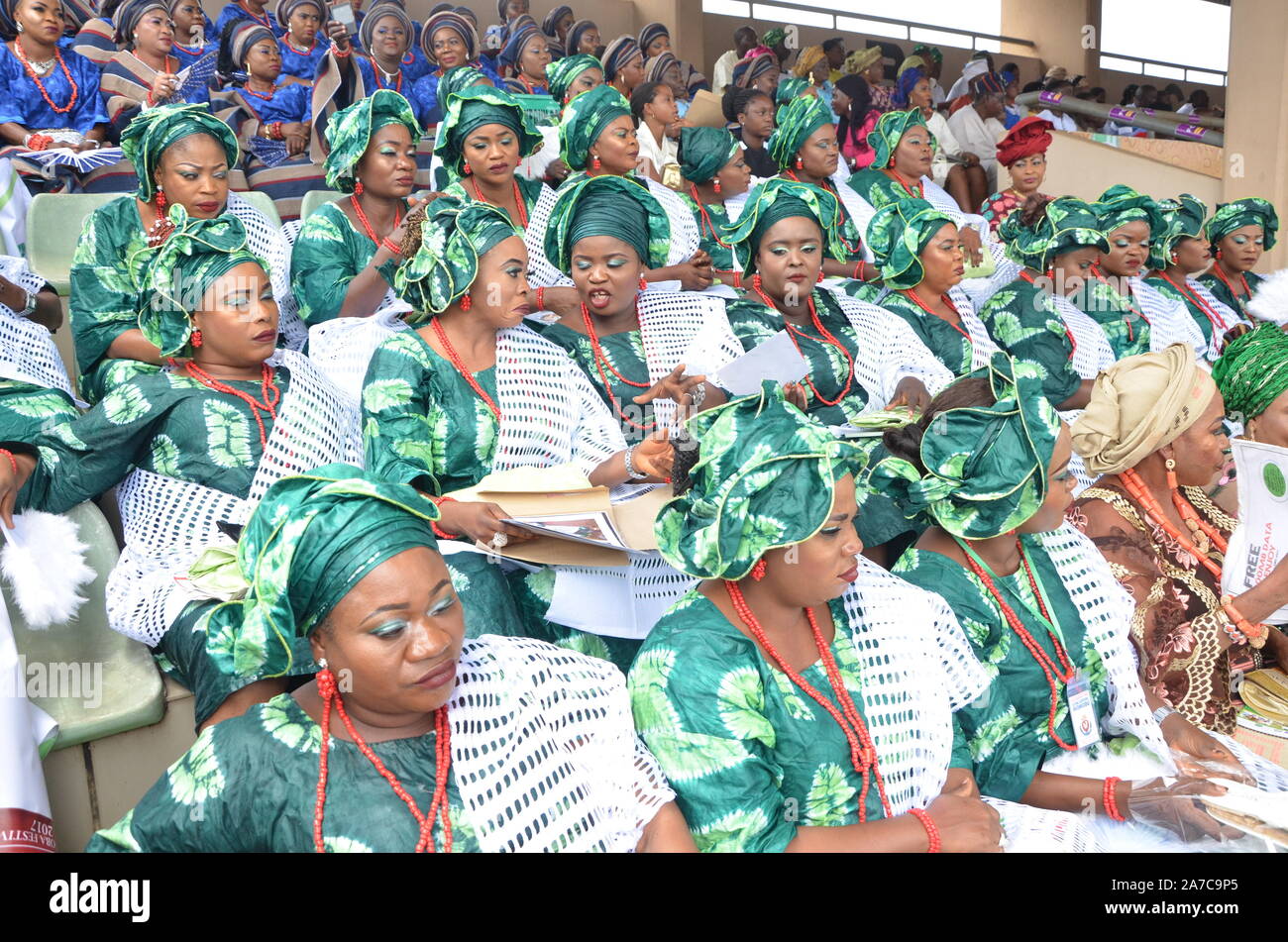 Les femmes africaines dans leur tenue traditionnelle assis à la cour du roi pendant le festival annuel d'Ojude Oba, Ijebu Ode, État d'Ogun, Nigeria. Banque D'Images