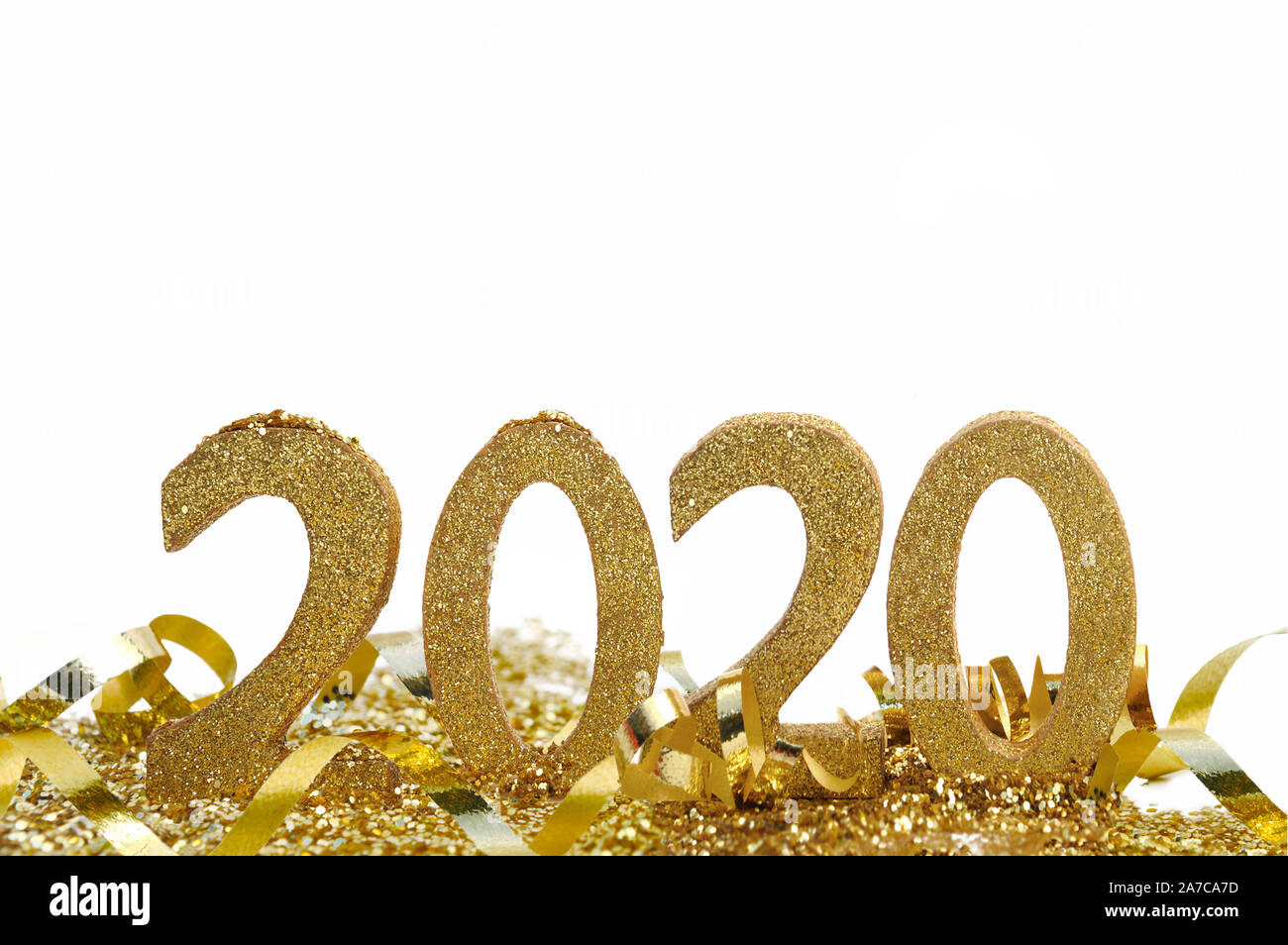 2020 en chiffres d'or et ruban à paillettes avec santa claus hat sur les neuf sur fond blanc Banque D'Images