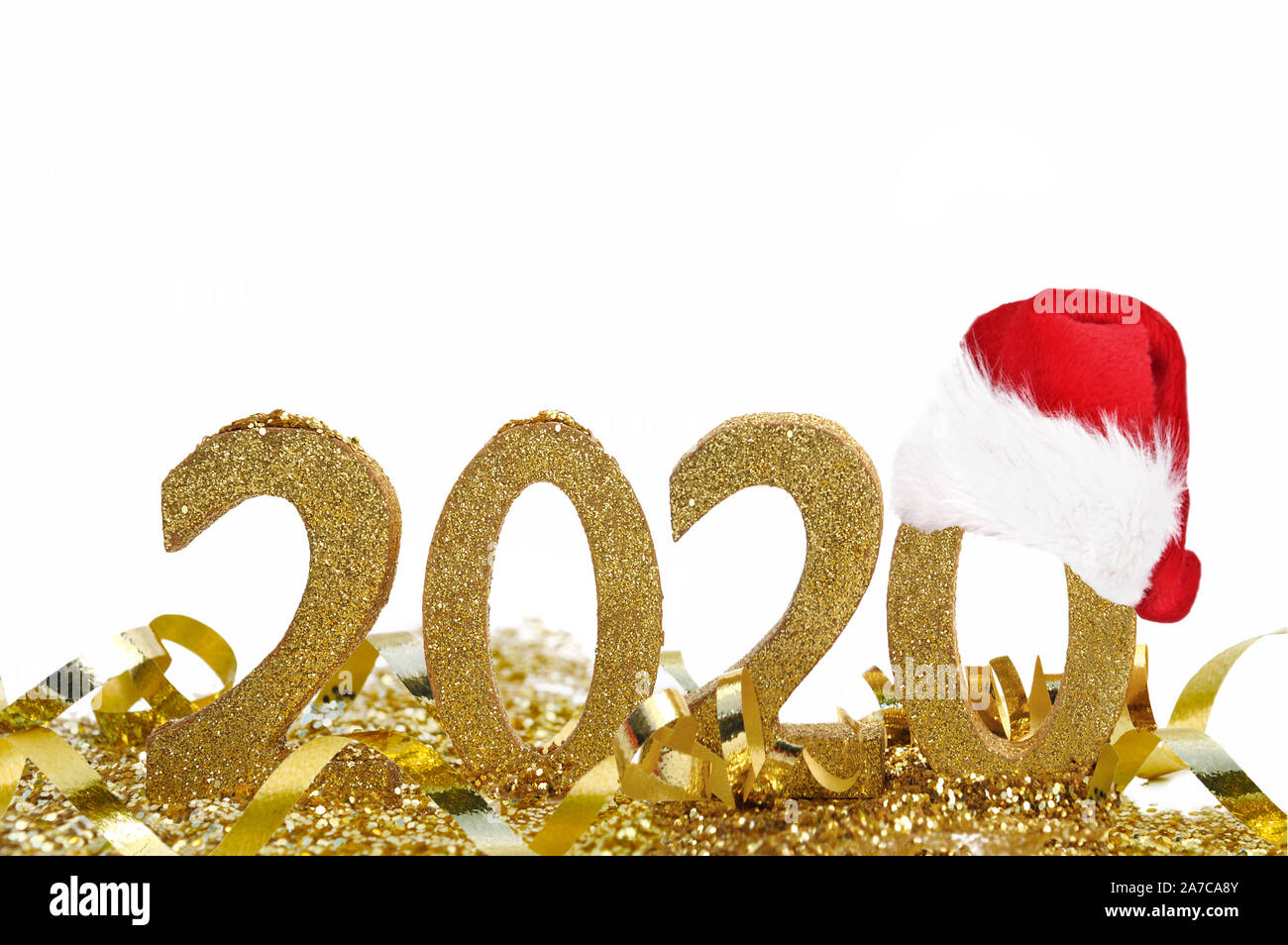 2020 en chiffres d'or et ruban à paillettes avec santa claus hat sur fond blanc Banque D'Images