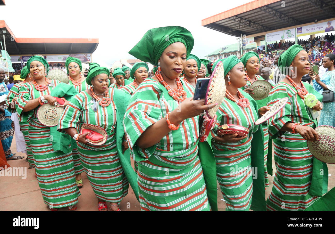 Les femmes nigérianes présentent leur tenue traditionnelle en rendant  hommage à la règle traditionnelle de la terre d'Ijebu lors du festival  Ojude Oba au Nigeria Photo Stock - Alamy