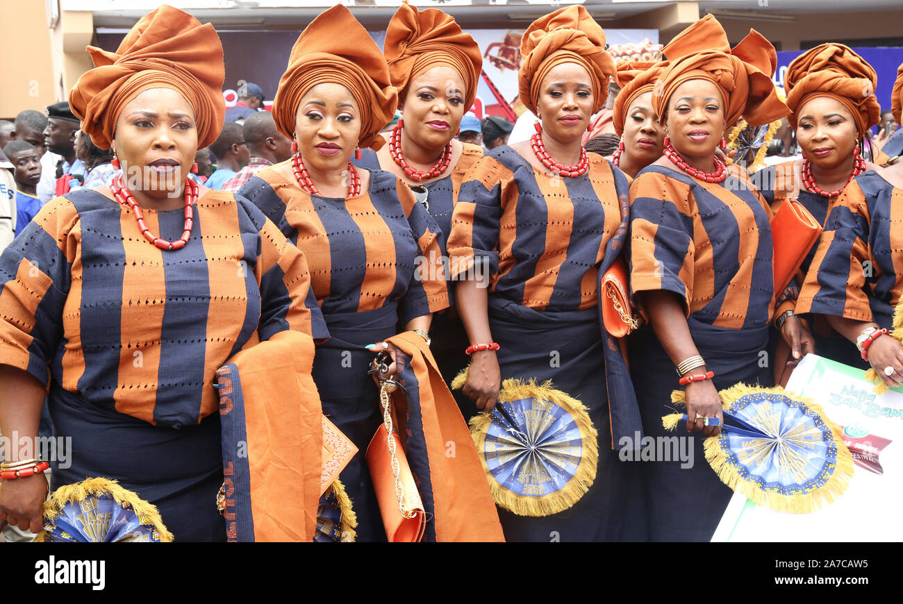 Tenu par les femmes cheap