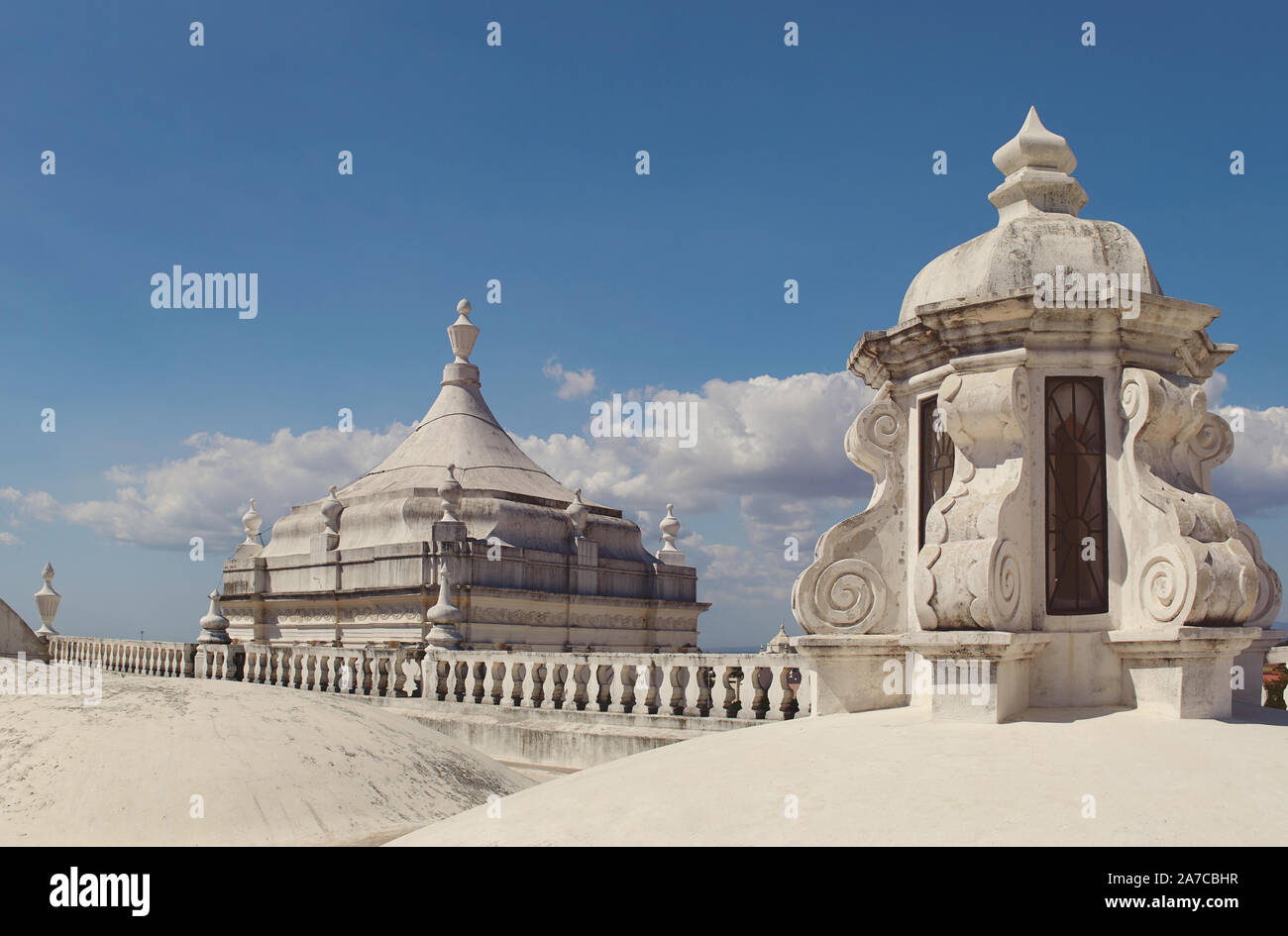 Toit de l'église blanche sur fond de ciel bleu Banque D'Images