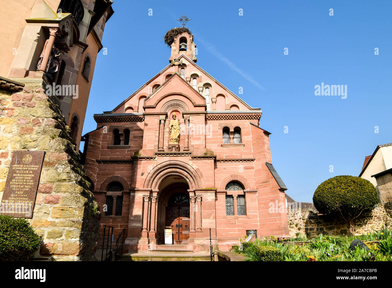 Eguisheim, France - 24 mars 2019 : Le Château Saint-Léon (St. Leo) avec l'église est un ancien château sur la commune d'Eguisheim. Banque D'Images