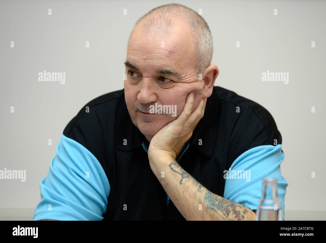 Prague, République tchèque. 06Th Nov, 2019. Joueur anglais Phil Taylor assiste à une conférence de presse sur l'exposition appelée légende fléchettes fléchettes Prague Masters 2019, le 1 novembre 2019, à Prague, en République tchèque. Credit : Katerina Sulova/CTK Photo/Alamy Live News Banque D'Images