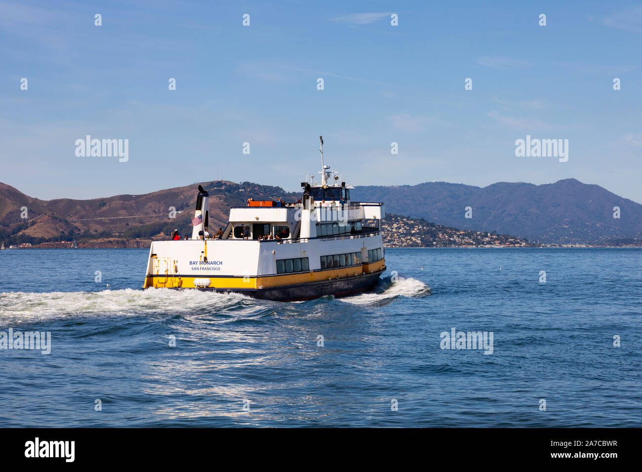 "Monarch Bay ferry" de la "Bleu et or" en tête de la flotte jusqu'à la baie de San Francisco. Californie, États-Unis d'Amérique Banque D'Images