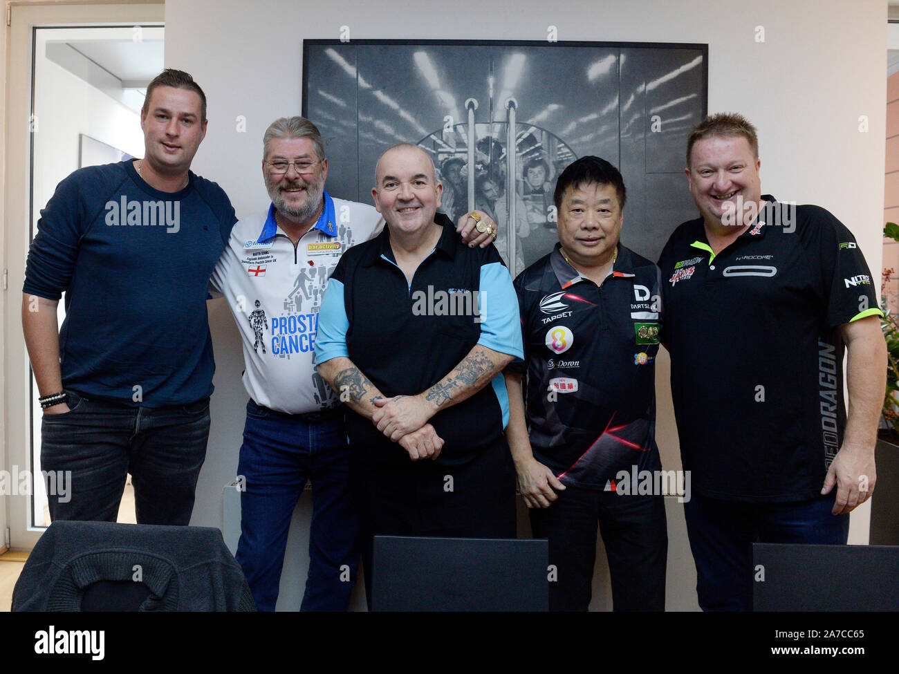 Prague, République tchèque. 06Th Nov, 2019. L-R Marco Meuer, Martin Adams, Phil Taylor, Paul Lim et Colin Lloyd fléchettes joueurs posent pour le photographe lors d'une conférence de presse sur l'exposition appelée légende fléchettes fléchettes Prague Masters 2019, le 1 novembre 2019, à Prague, en République tchèque. Credit : Katerina Sulova/CTK Photo/Alamy Live News Banque D'Images
