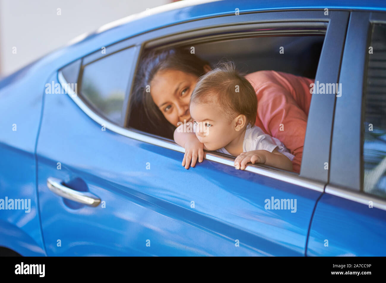Deux jeunes sœurs à la recherche à partir de la fenêtre de voiture sur sunny day Banque D'Images