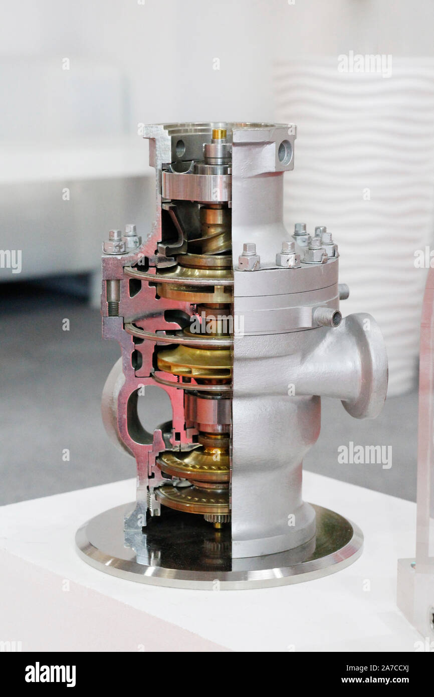 Détail d'une pompe centrifuge haute pression pour l'industrie. Turbopompe en coupe de l'installation. L'unité de pompe électrique. Banque D'Images
