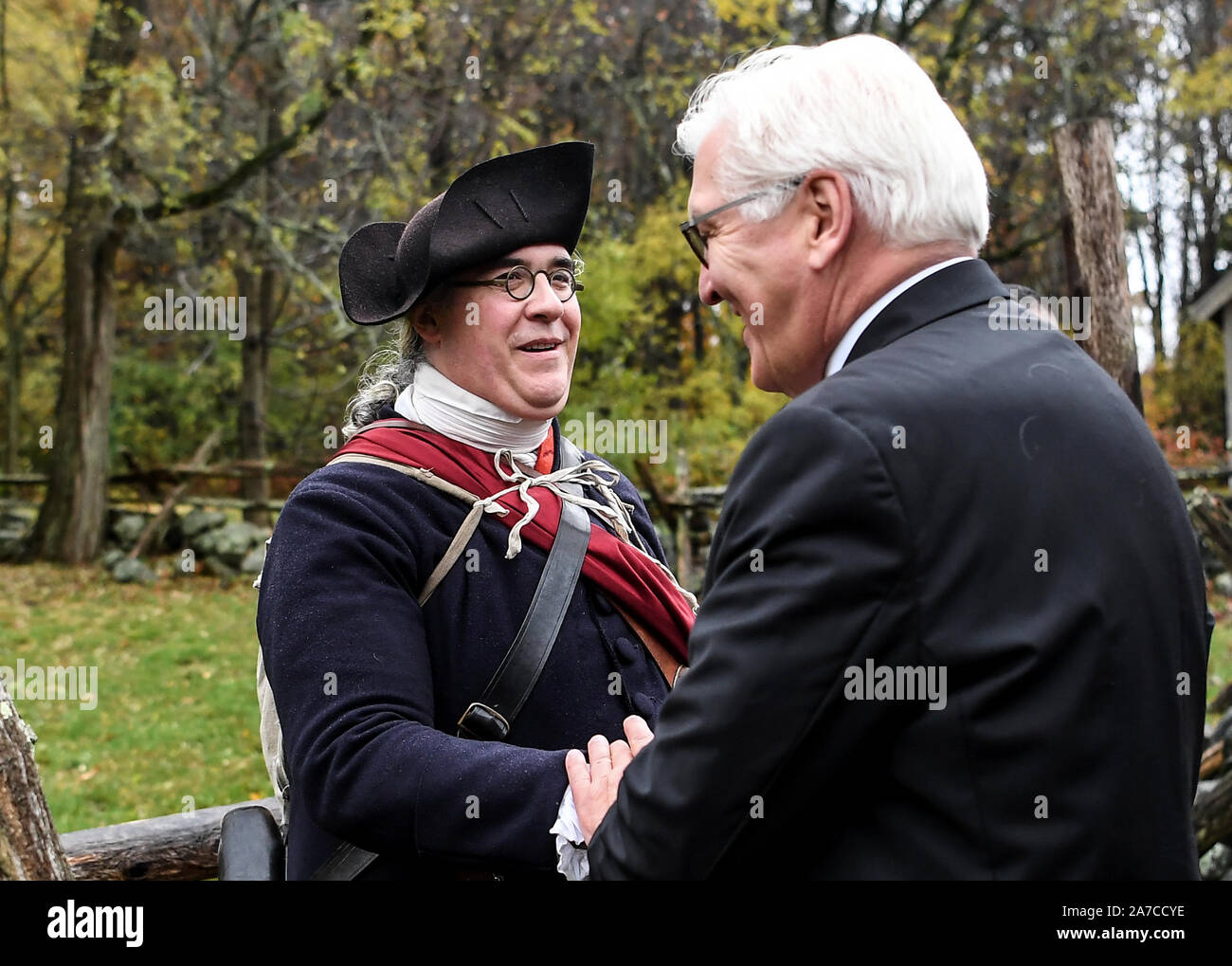 Boston, USA. 31 octobre, 2019. Président fédéral Frank-Walter Steinmeier est accompagné sur une promenade à travers la Minute Man National Historical Park par un ranger portant un uniforme de la milice historique dans les colonies britanniques en Amérique du Nord. À la fin de l'année allemande aux Etats-Unis "Wunderbar ensemble - l'Allemagne et les États-Unis' Steinmeier et son épouse voyage à Boston. Credit : Britta Pedersen/dpa-Zentralbild/dpa/Alamy Live News Banque D'Images