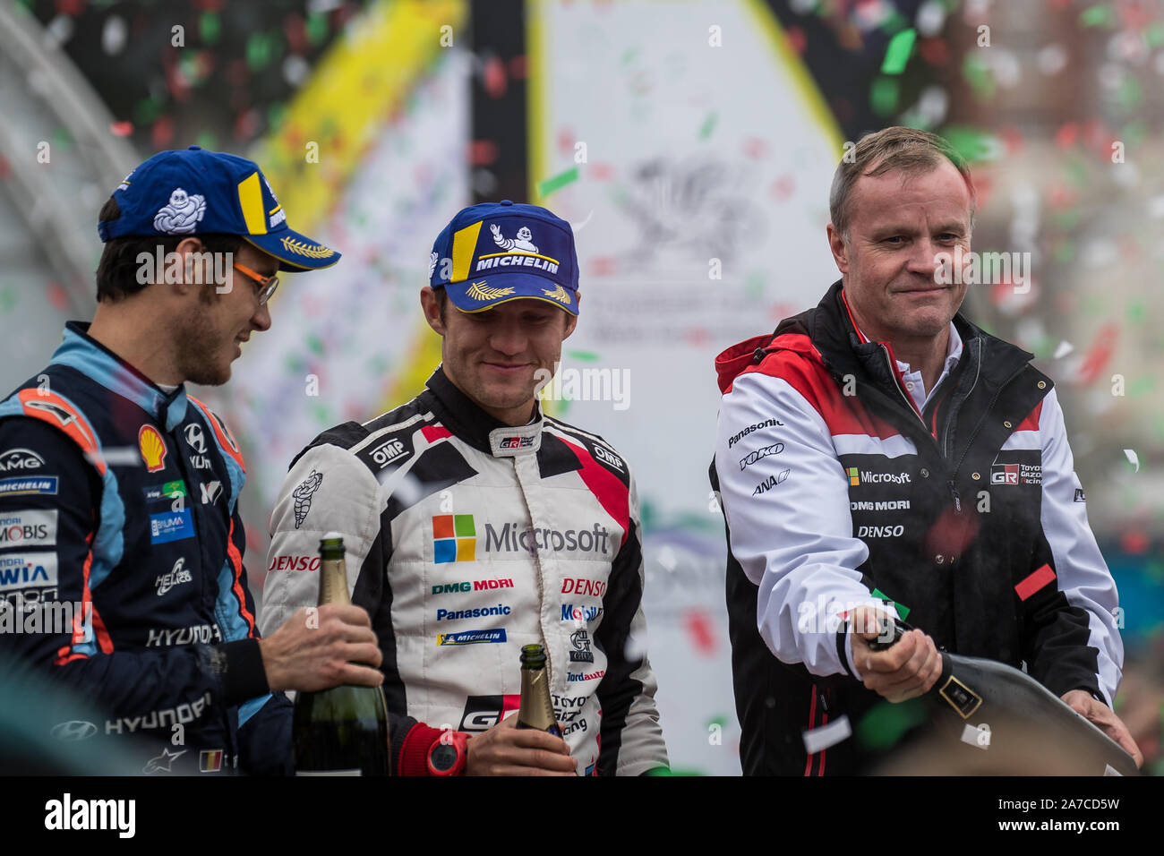 Tommi Makinen, Thierry Neuville et Martin Jarveoja au cours de la cérémonie de clôture des célébrations de la WRC 2019 Wales Rally GB à Llandudno, au Pays de Galles, Royaume-Uni Banque D'Images
