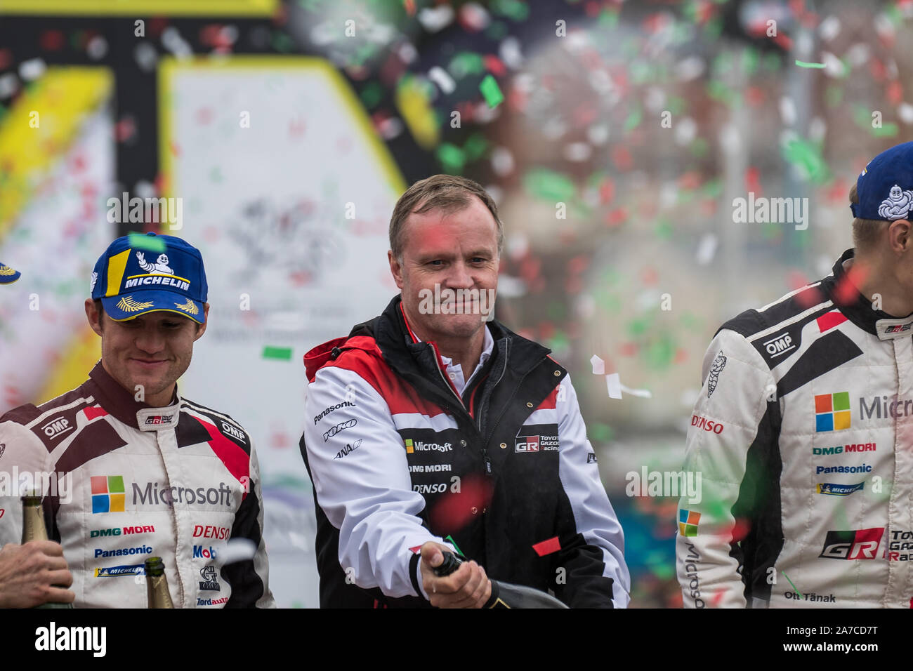 Tommi Makinen, Ott Tanak et Martin Jarveoja sur le podium lors de la cérémonie de clôture des célébrations de la WRC 2019 Wales Rally GB à Llandudno, au Pays de Galles, Royaume-Uni Banque D'Images