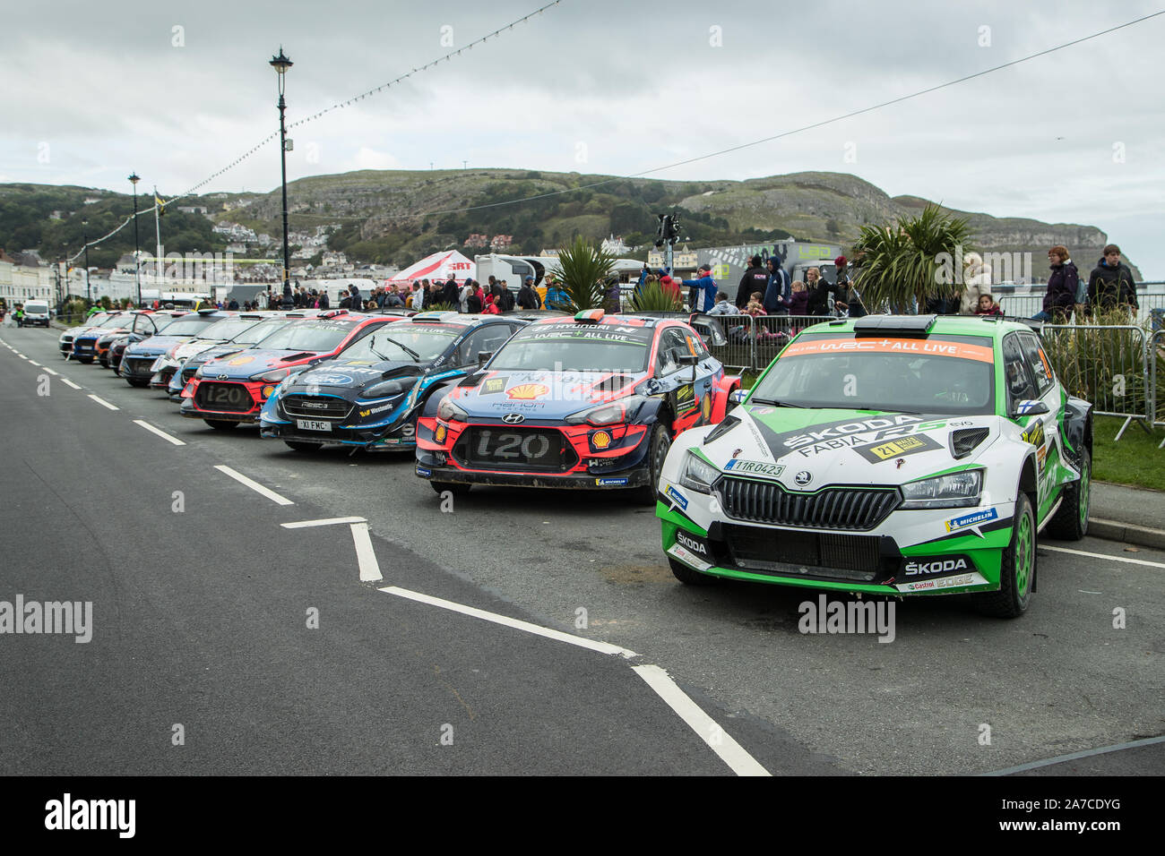 WRC World Rally Cars alignés sur les rues de Llandudno, à la cérémonie de clôture de la WRC 2019 Wales Rally GB, Llandudno, au Pays de Galles Banque D'Images