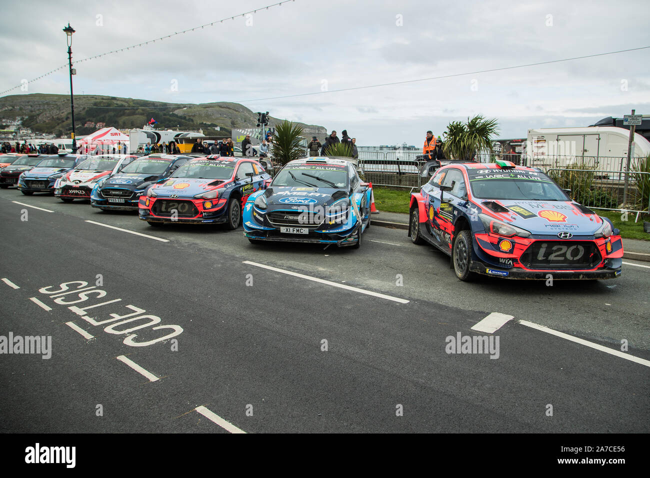 WRC World Rally Cars alignés sur les rues de Llandudno, à la cérémonie de clôture de la WRC 2019 Wales Rally GB, Llandudno, au Pays de Galles Banque D'Images