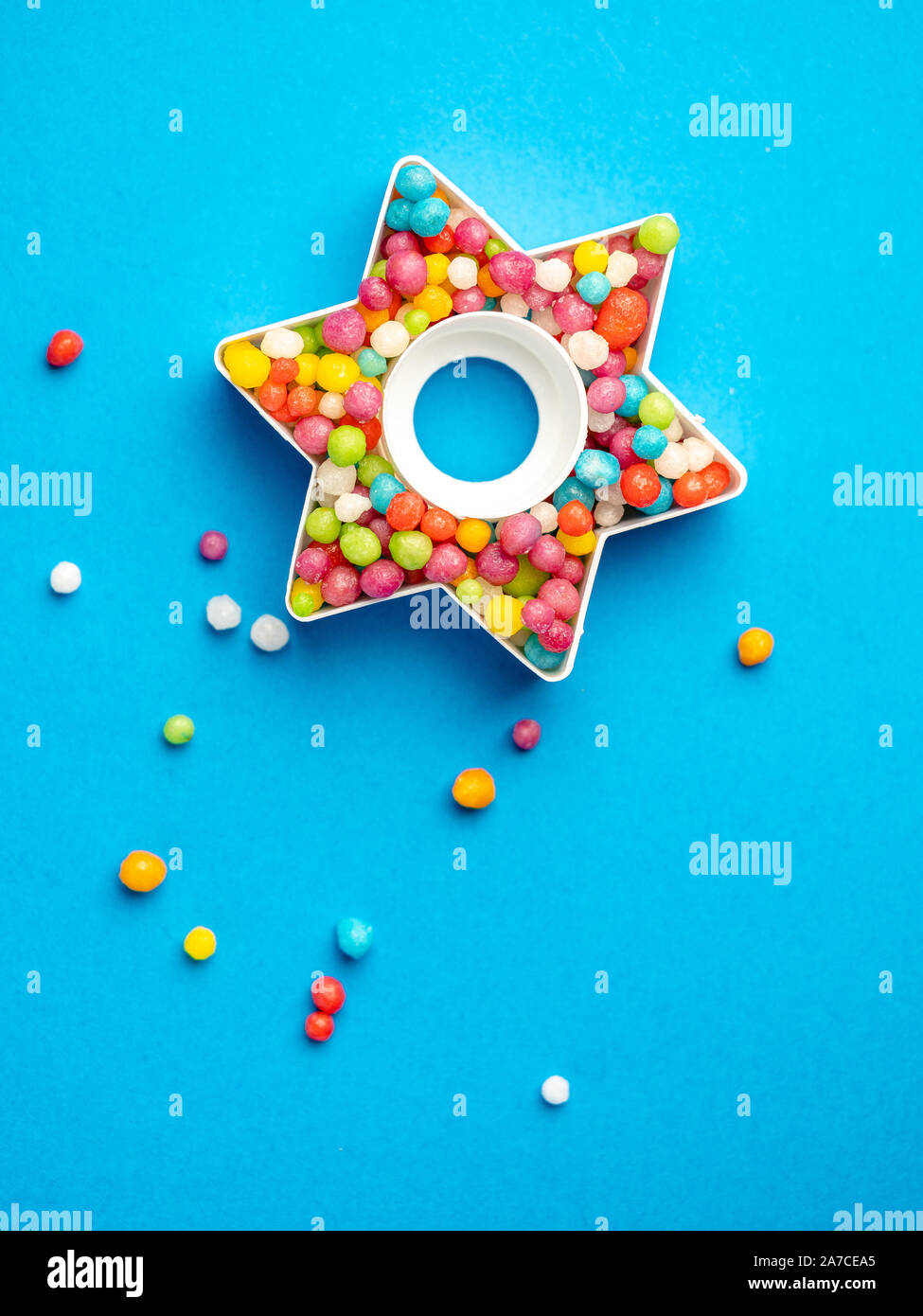 Mise en page créative d'étoile avec des bonbons colorés Banque D'Images