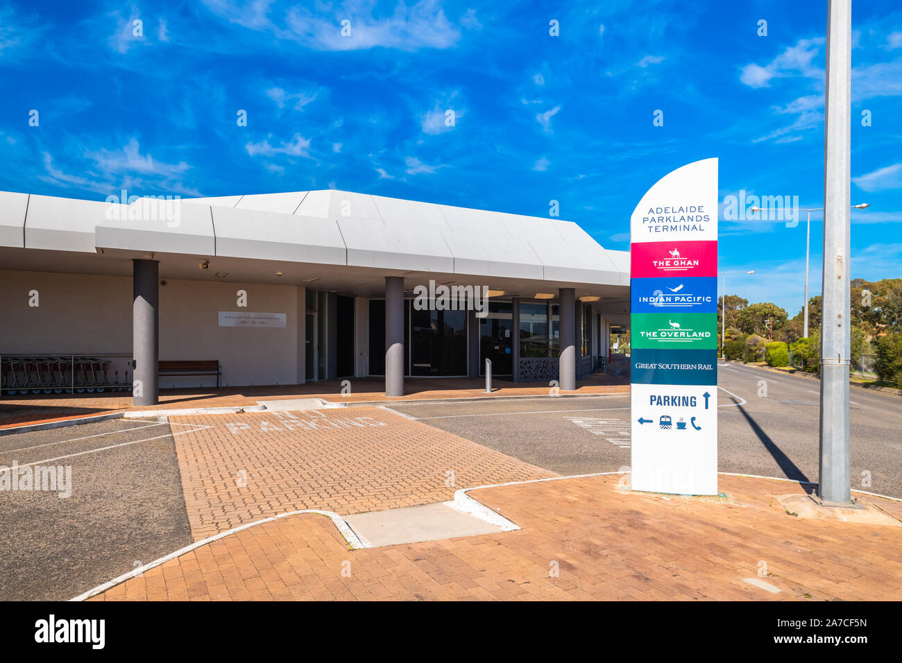 Mile End, l'Australie du Sud - le 4 août 2019 : les parcs d'Adélaïde aérogare vue vers l'entrée principale sur un jour Banque D'Images
