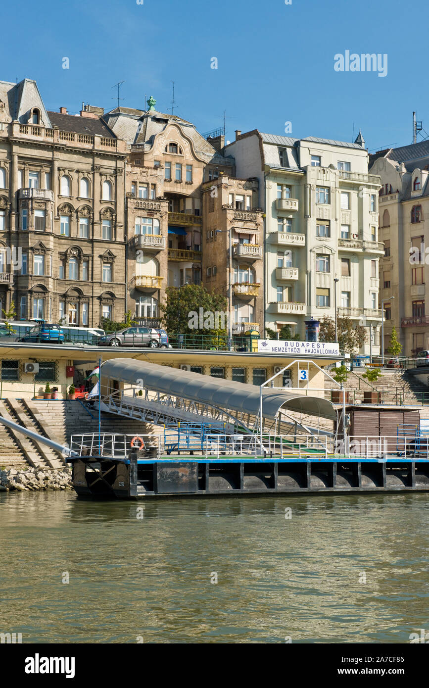 River cuise amarrage bateau jetée contre ravageur embankment, Budapest. Banque D'Images