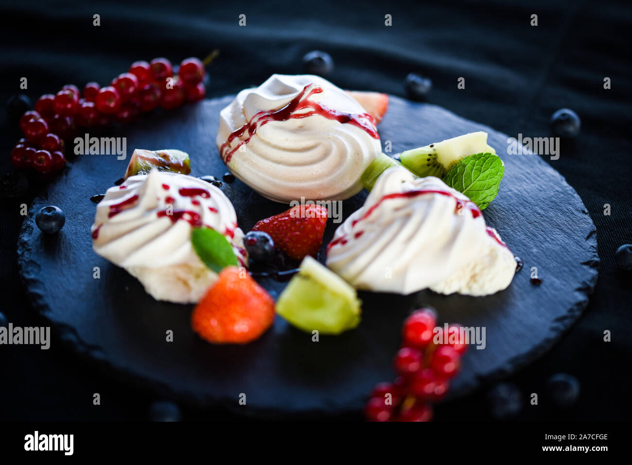 délicieux plat paglova sucré avec fruits frais et sirop de sucre Banque D'Images