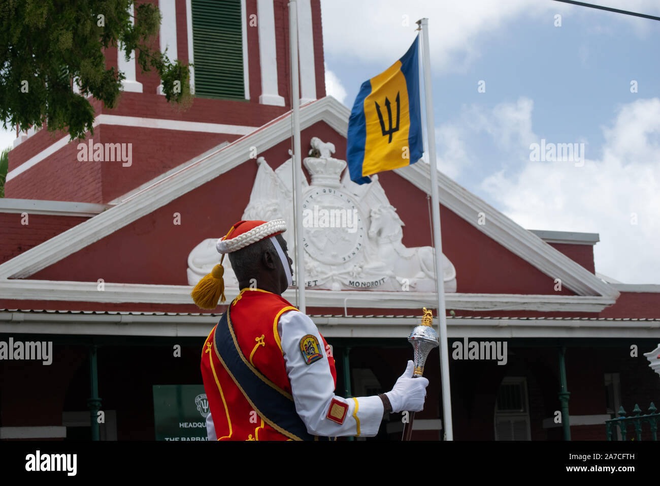 L'île de la Barbade relève de la garde au quartier historique de la garnison. Un soldat solitaire en face de la garnison avec le pavillon de la Barbade Banque D'Images