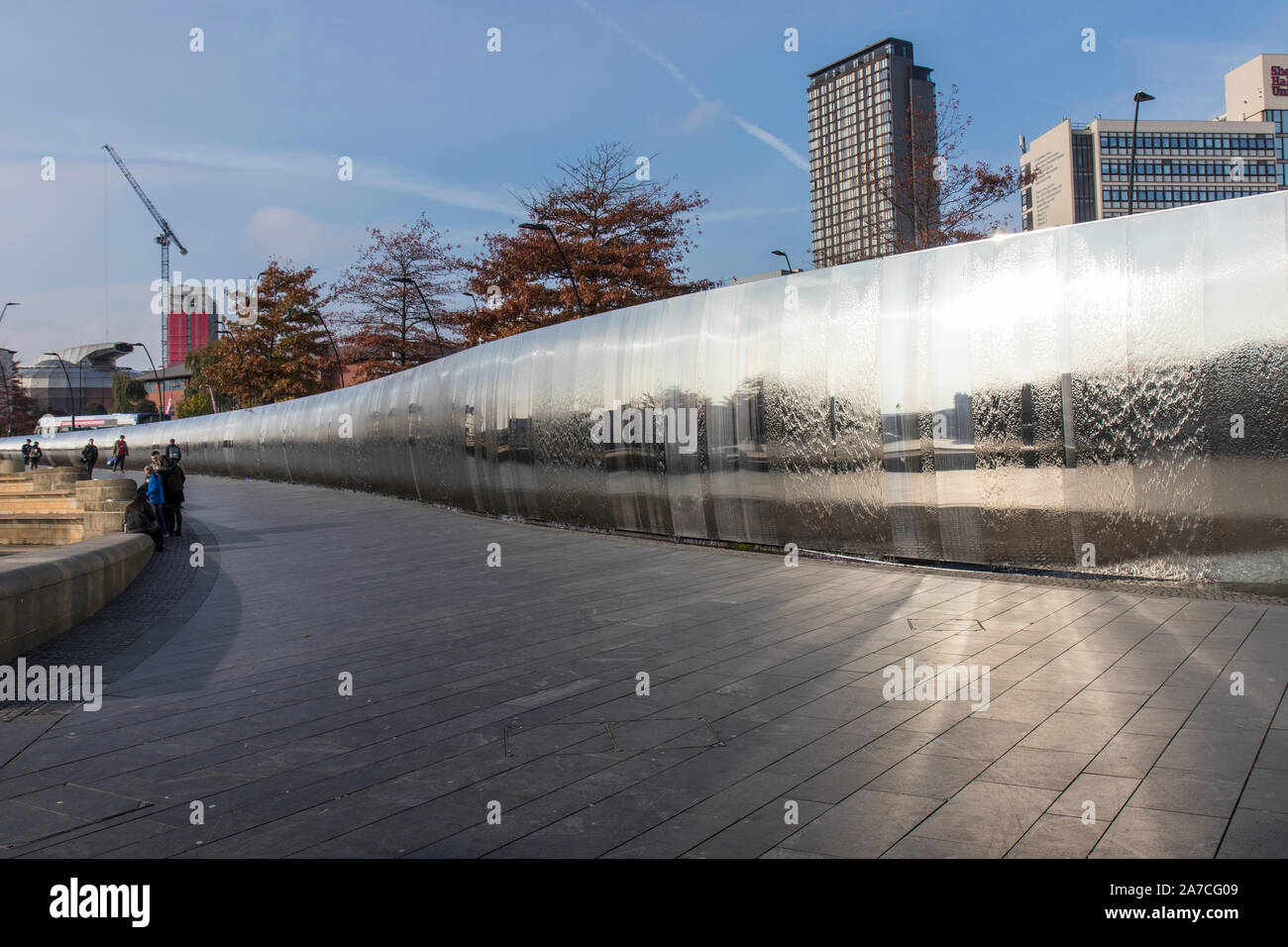La pointe de la sculpture et à l'extérieur de la gare de Sheffield fontaine Banque D'Images
