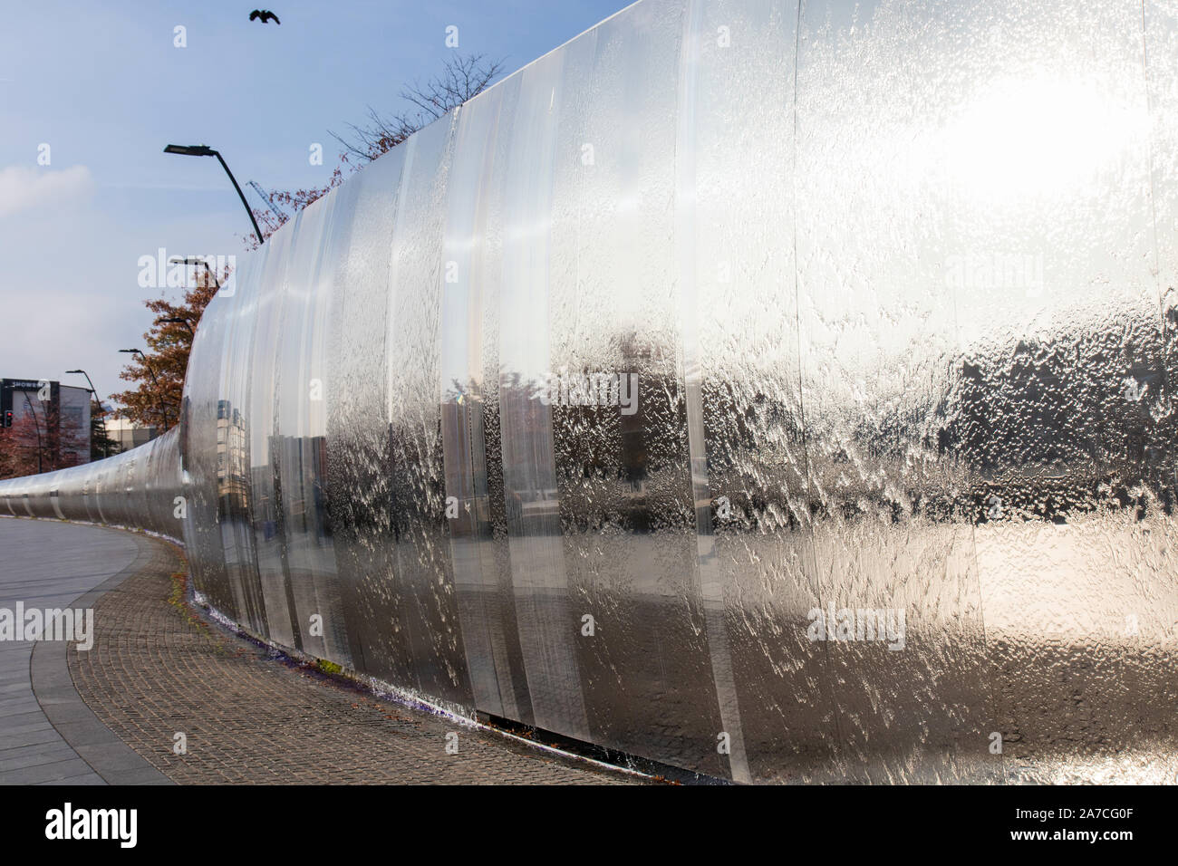 La pointe de la sculpture et à l'extérieur de la gare de Sheffield fontaine Banque D'Images