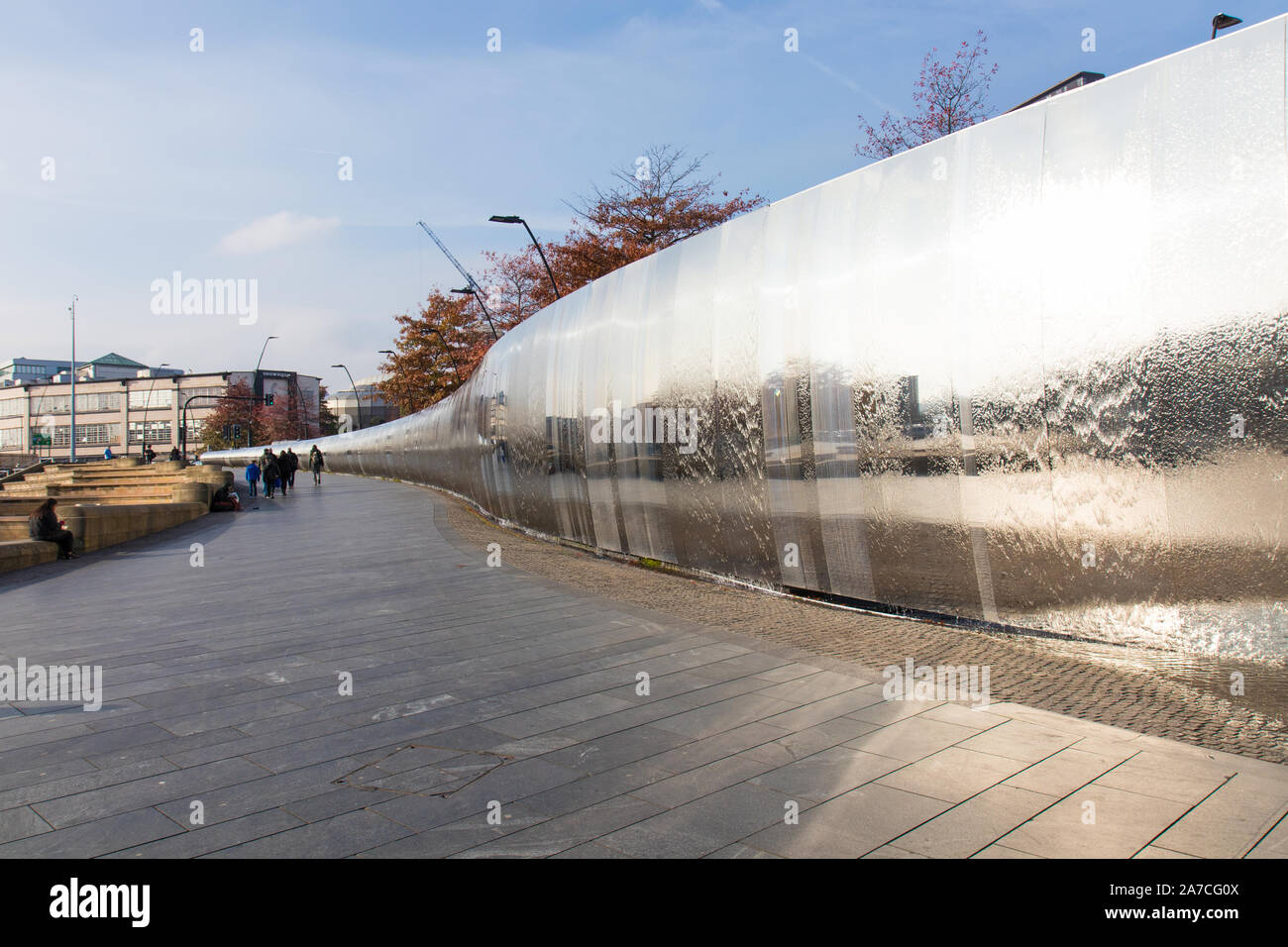 La pointe de la sculpture et à l'extérieur de la gare de Sheffield fontaine Banque D'Images