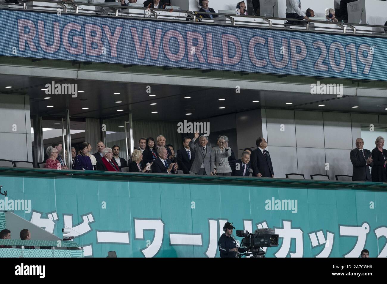 Tokyo, Japon. 1er novembre 2019. Ancien du japon l'empereur Akihito et son épouse assistent à la Finale bronze match entre la Nouvelle-Zélande et le Pays de Galles lors de la Coupe du Monde de Rugby 2019 au Stade de Tokyo. La Nouvelle-Zélande bat le Pays de Galles 40-17. Credit : Rodrigo Reyes Marin/ZUMA/Alamy Fil Live News Banque D'Images