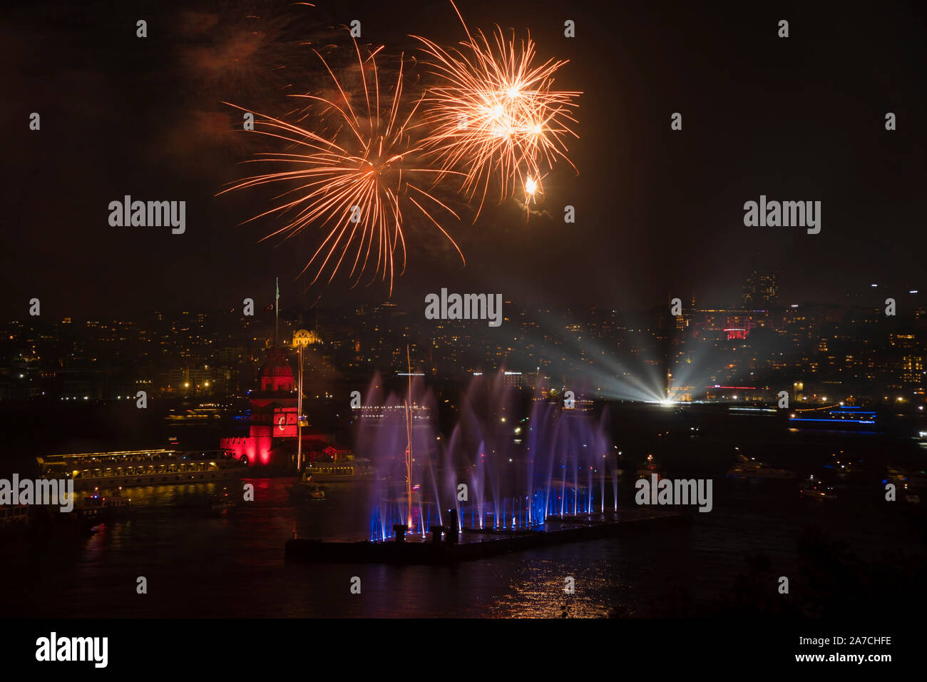 Octobre 29, 2019 Journée de la République d'artifice et spectacle de l'eau à Istanbul Bosphorus en face de la tour de la jeune fille Banque D'Images