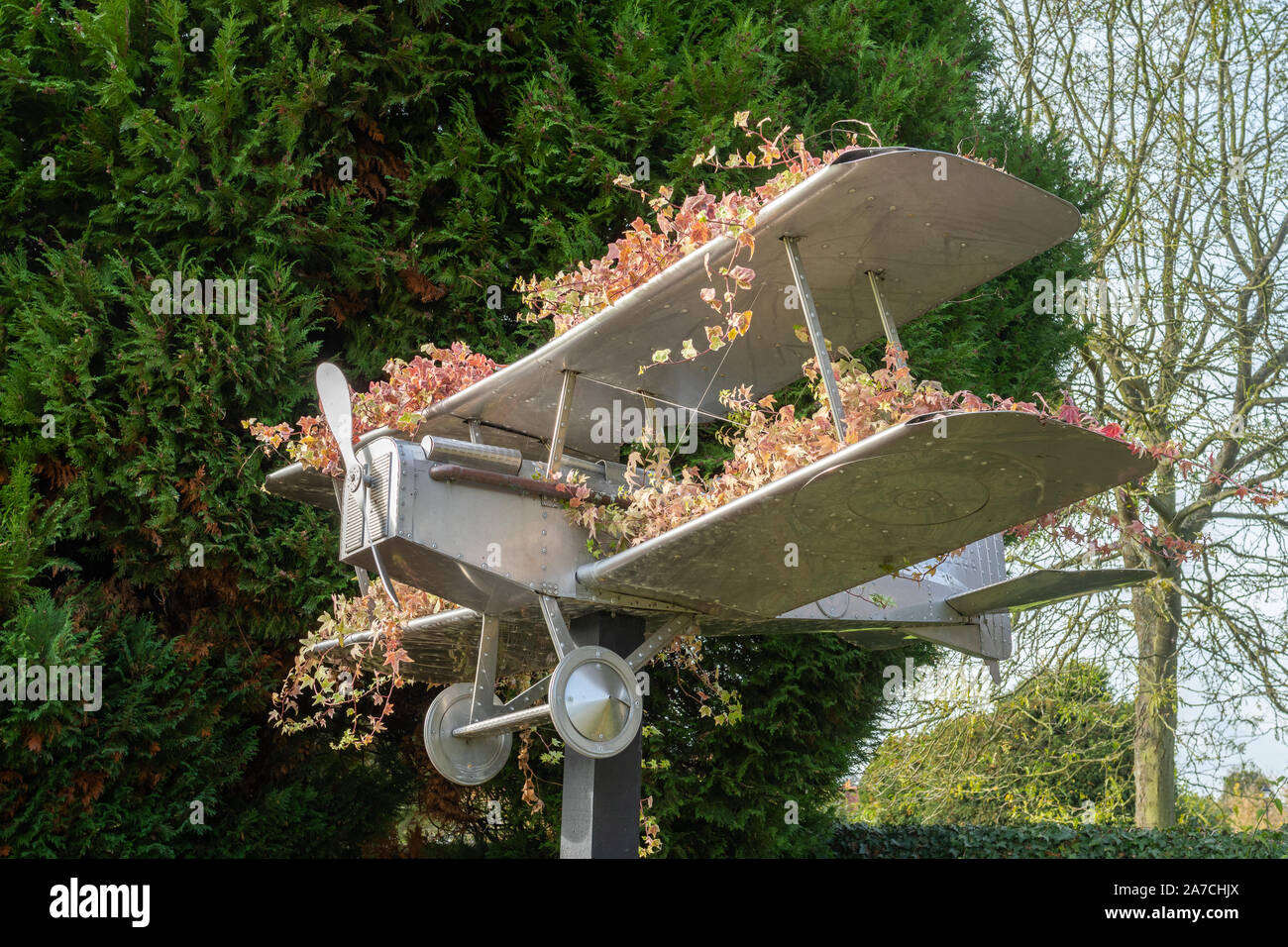 Amersham Garden of Remembrance (memorial gardens) dans la vieille ville d'Amersham, España. Une représentation d'un Albert Ball's SE5un avion de chasse Banque D'Images