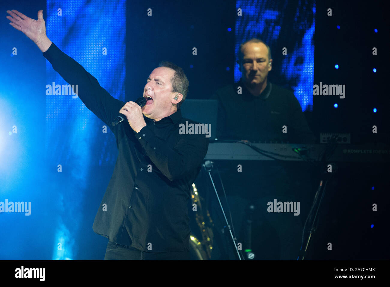 Glasgow, Royaume-Uni. 31 octobre 2019. Sur la photo : George Andrew McCluskey - Chanteur d'OMD (Orchestral manoeuvres in the Dark). Orchestral manoeuvres in the Dark continue leur 40e anniversaire avec un tour du monde à partir du Royal Concert Hall de Glasgow., Crédit : Colin Fisher/Alamy Live News Banque D'Images