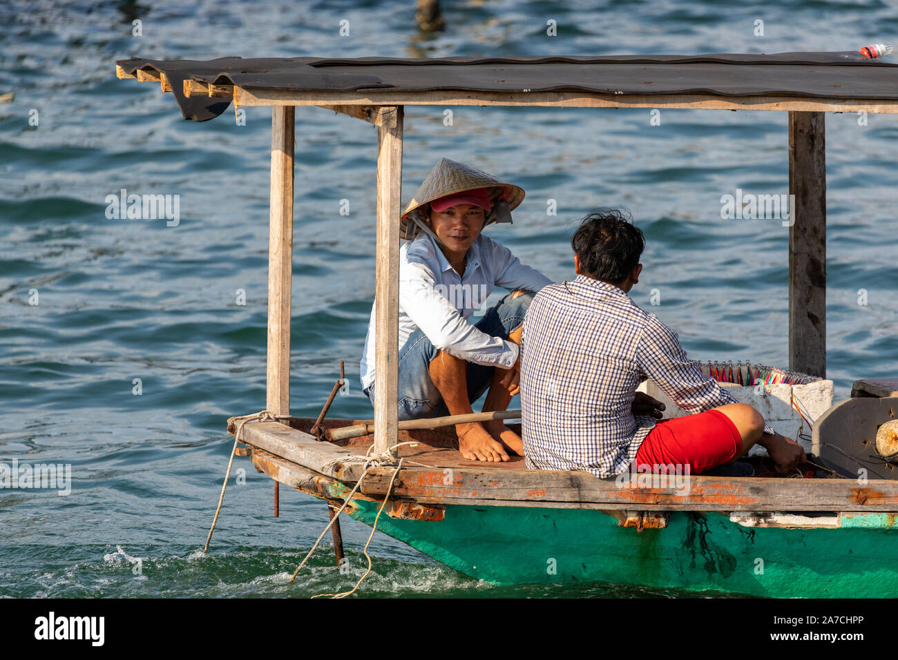 L'île de Phu Quoc Vietnam 2 avril 2019 pêcheurs vietnamiens assis sur leur bateau avec un toit pour l'ombre. pêcheur sur une barque à la recherche à l'appareil photo Banque D'Images