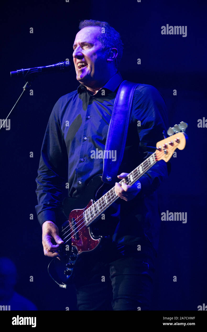 Glasgow, Royaume-Uni. 31 octobre 2019. Sur la photo : George Andrew McCluskey - Chanteur d'OMD (Orchestral manoeuvres in the Dark). Orchestral manoeuvres in the Dark continue leur 40e anniversaire avec un tour du monde à partir du Royal Concert Hall de Glasgow., Crédit : Colin Fisher/Alamy Live News Banque D'Images