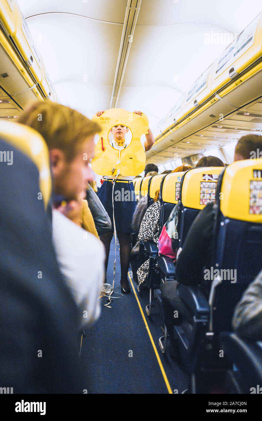 Paris, France - 06 octobre 2019 : Un steward à bord d'un avion Ryanair  montre la façon d'utiliser un gilet de sauvetage avant le décollage Photo  Stock - Alamy