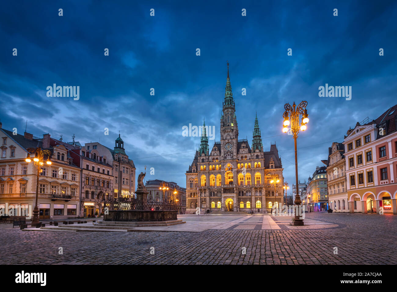 Liberec, République tchèque. Vue sur la place principale avec Hôtel de Ville et la fontaine au crépuscule (image HDR) Banque D'Images