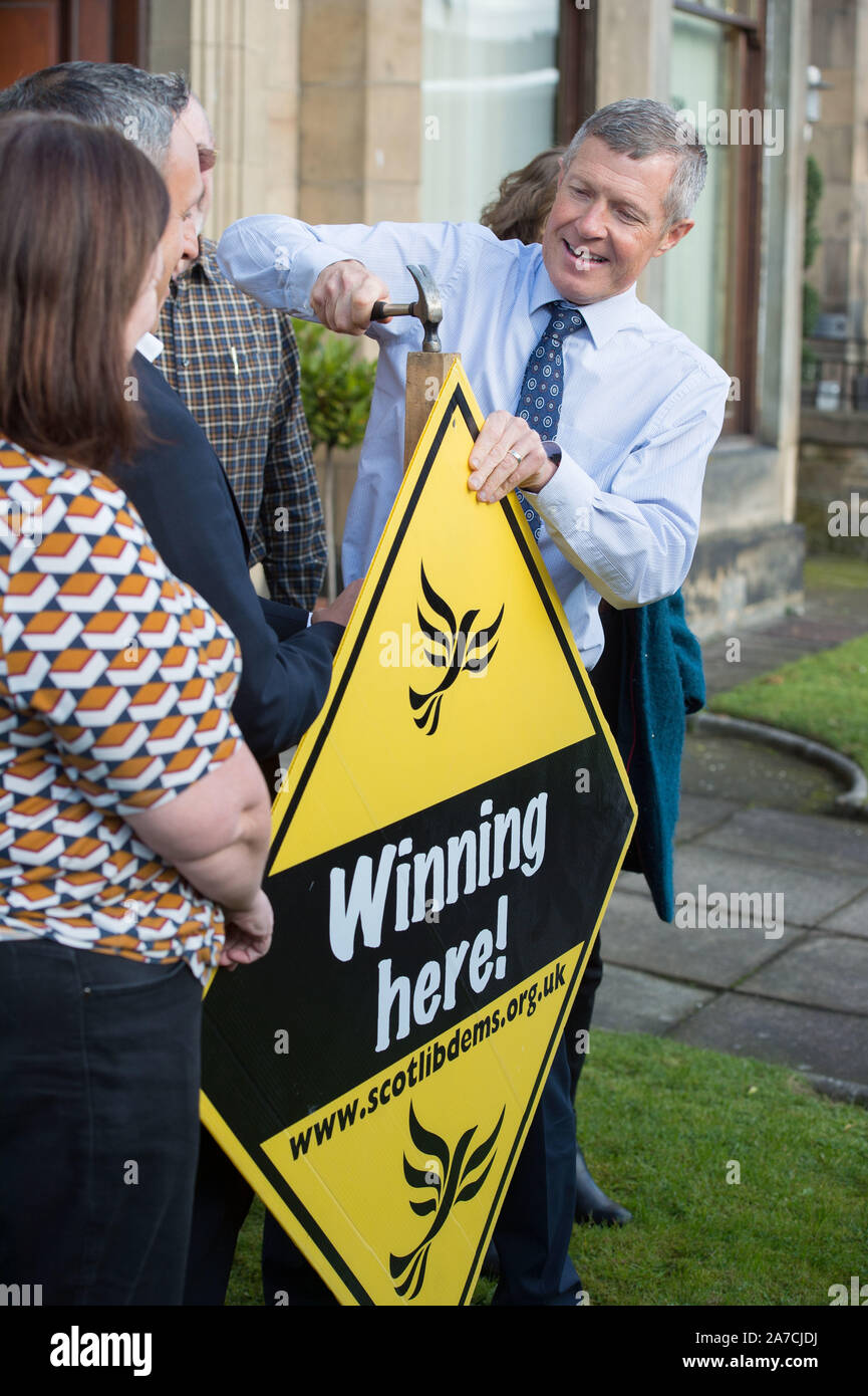 Paris, 30 octobre 2019. Sur la photo : Willie Rennie MSP - Leader du Parti Libéral Démocrate écossais. Willie Rennie est parti ce matin au siège pour une séance de photo pour lancer leur campagne électorale. Le Premier ministre britannique, Boris Johnson a appelé une élection générale le 12 décembre, et les démocrates libéraux écossais avec le ROYAUME-UNI Libéraux Démocrates Européens sont à la recherche d'assumer et d'arrêter Brexit. Crédit : Colin Fisher/Alamy Live News Banque D'Images