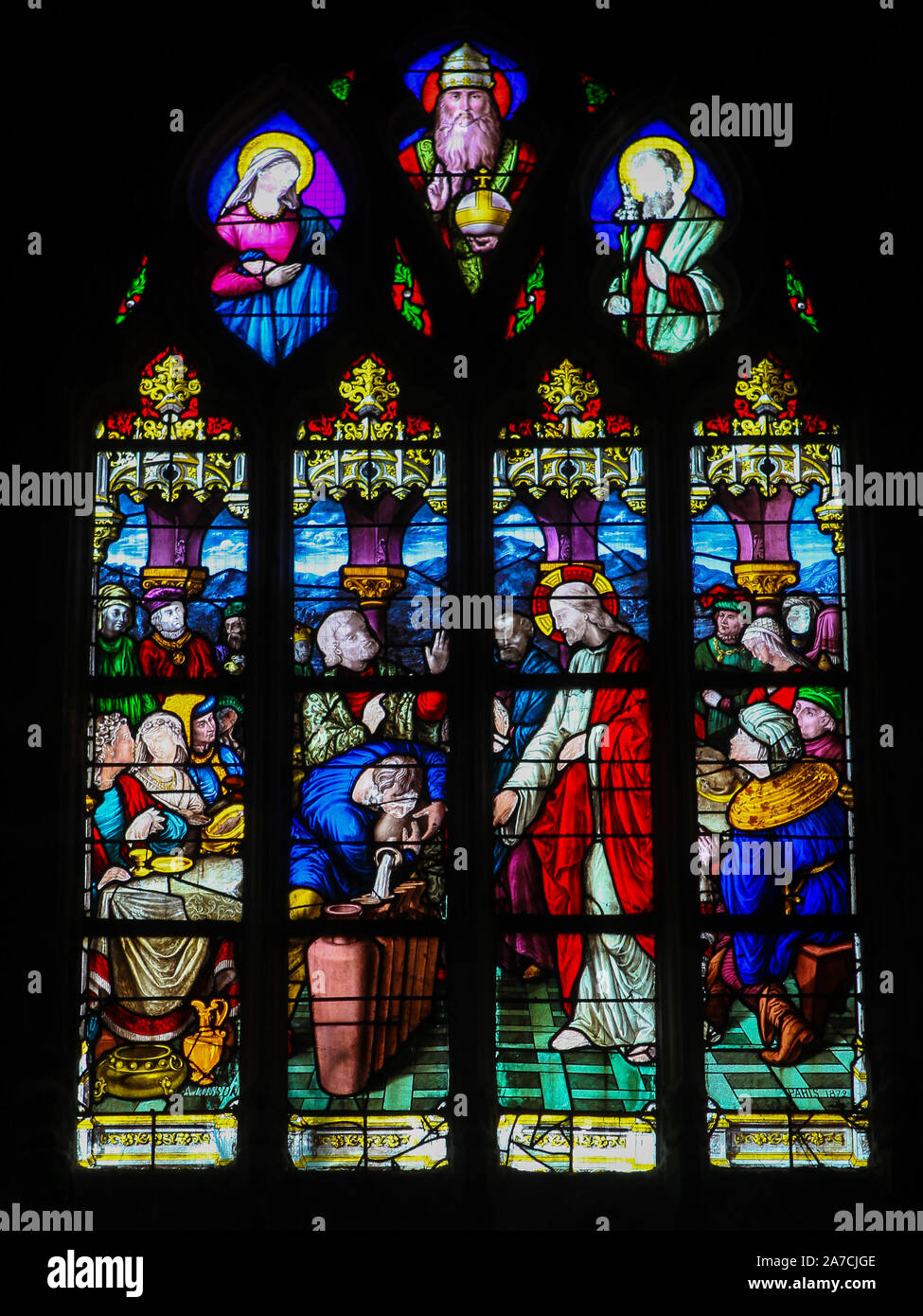 Vitraux dans l'église de St James à Le Treport, France, représentant Jésus et Marie au mariage à Cana Banque D'Images