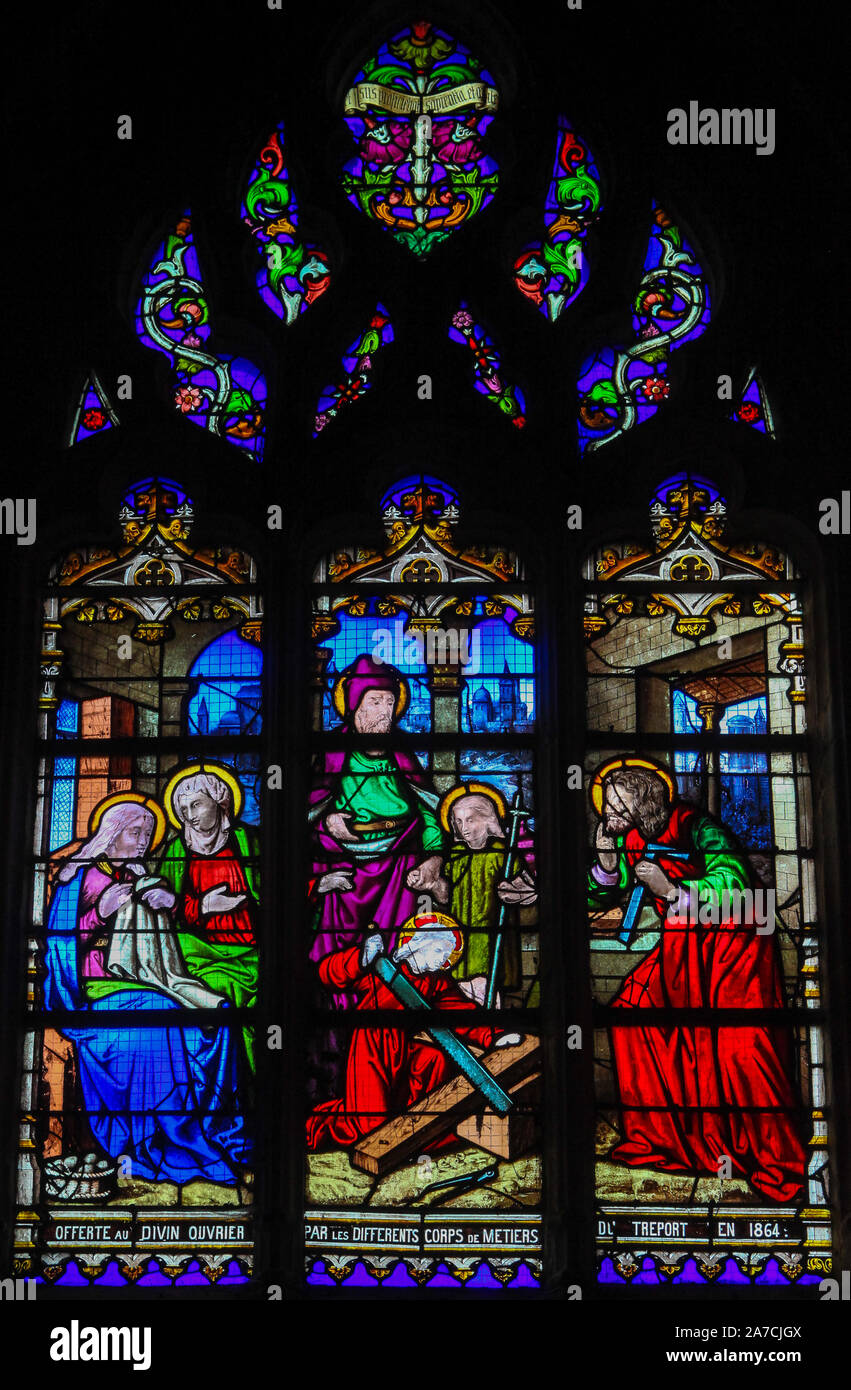 Vitraux dans l'église de St James à Le Treport, France, représentant Jésus comme un apprenti menuisier, symbolisant l'Ora et Labore Banque D'Images
