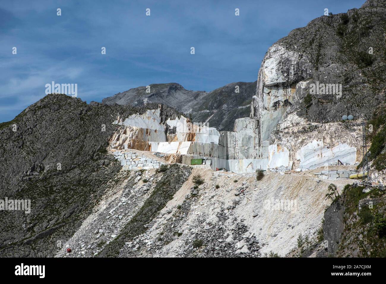 Bei der Provinz Massa Carrara dans in der Toskana wird seit Jahrhunderten weißer Marmor aus den Bergen und gesprengt gesägt. Bei Umweltschützern stark u Banque D'Images