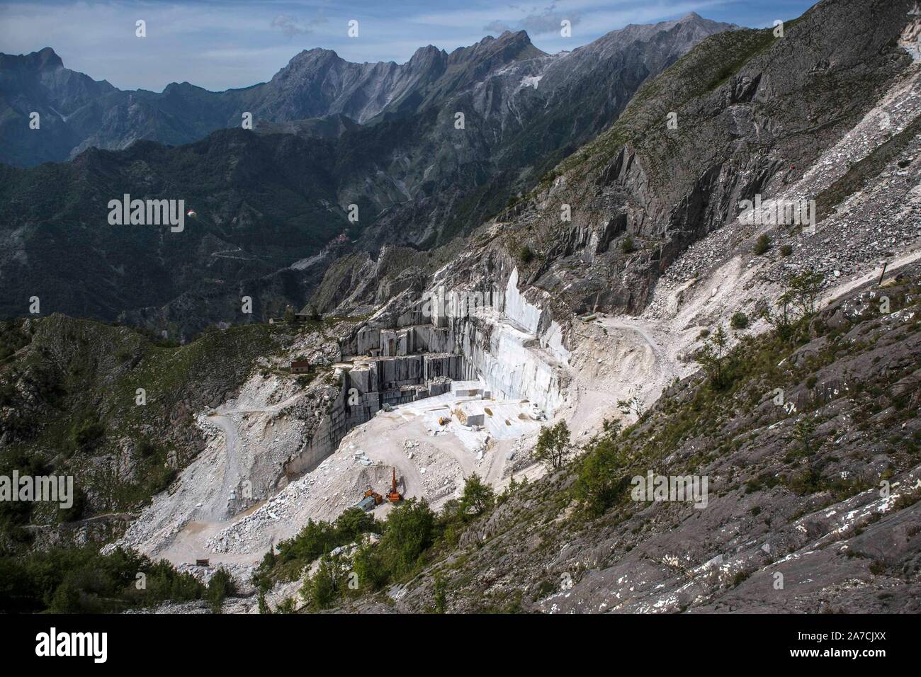 Bei der Provinz Massa Carrara dans in der Toskana wird seit Jahrhunderten weißer Marmor aus den Bergen und gesprengt gesägt. Bei Umweltschützern stark u Banque D'Images