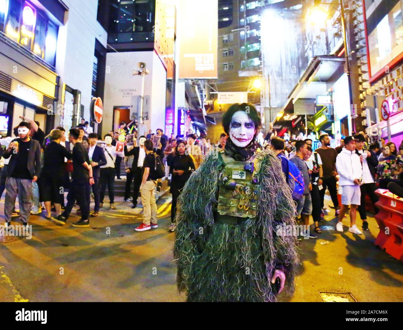 Hong Kong, Chine. 31 octobre, 2019. Des milliers de personnes portant des masques et des costumes ont défilé dans le centre-ville de Hong Kong le soir de l'Halloween et s'est retrouvé dans le quartier de Lan Kwai Fong en Europe centrale. Après minuit, des heurts ont éclaté et la police a tiré des gaz lacrymogènes pour dégager les rues. Gonzales : Crédit Photo/Alamy Live News Banque D'Images