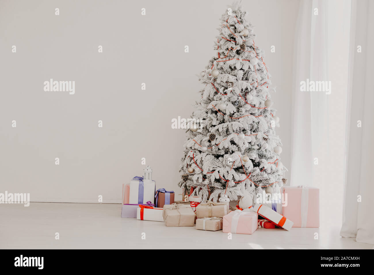 Arbre de Noël blanc en bas avec Konate-Noël Banque D'Images