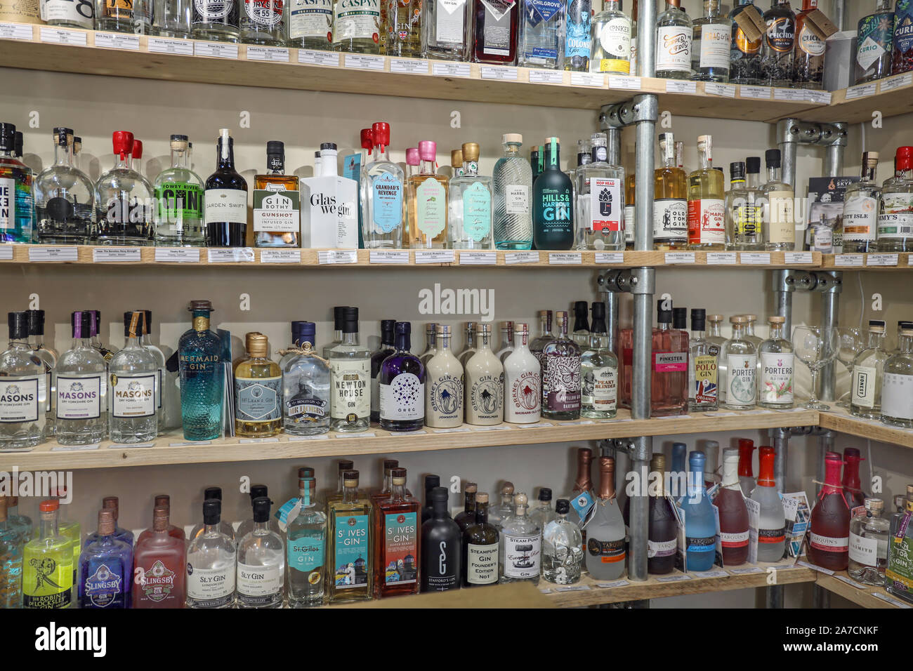 Gamme de petit lot 'artisan' gins lors d'une boutique à Plymouth Gin. Banque D'Images