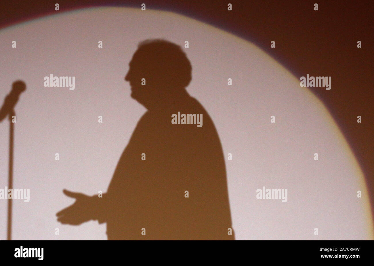 Munich, Allemagne. 14Th Nov, 2019. Le retrait d'Uli Hoeness, le président du FC Bayern Munich. Archives photos ; Uli Hoeness est à l'honneur sur la scène, Schattenwurf, Schatten, Silhoette. Uli Hoeness (Honess, Président FC Bayern Munich), célébration à l'occasion de son 60e anniversaire au Postpalast à Munich le 13.01.2012. Utilisation dans le monde entier | Credit : dpa/Alamy Live News Banque D'Images