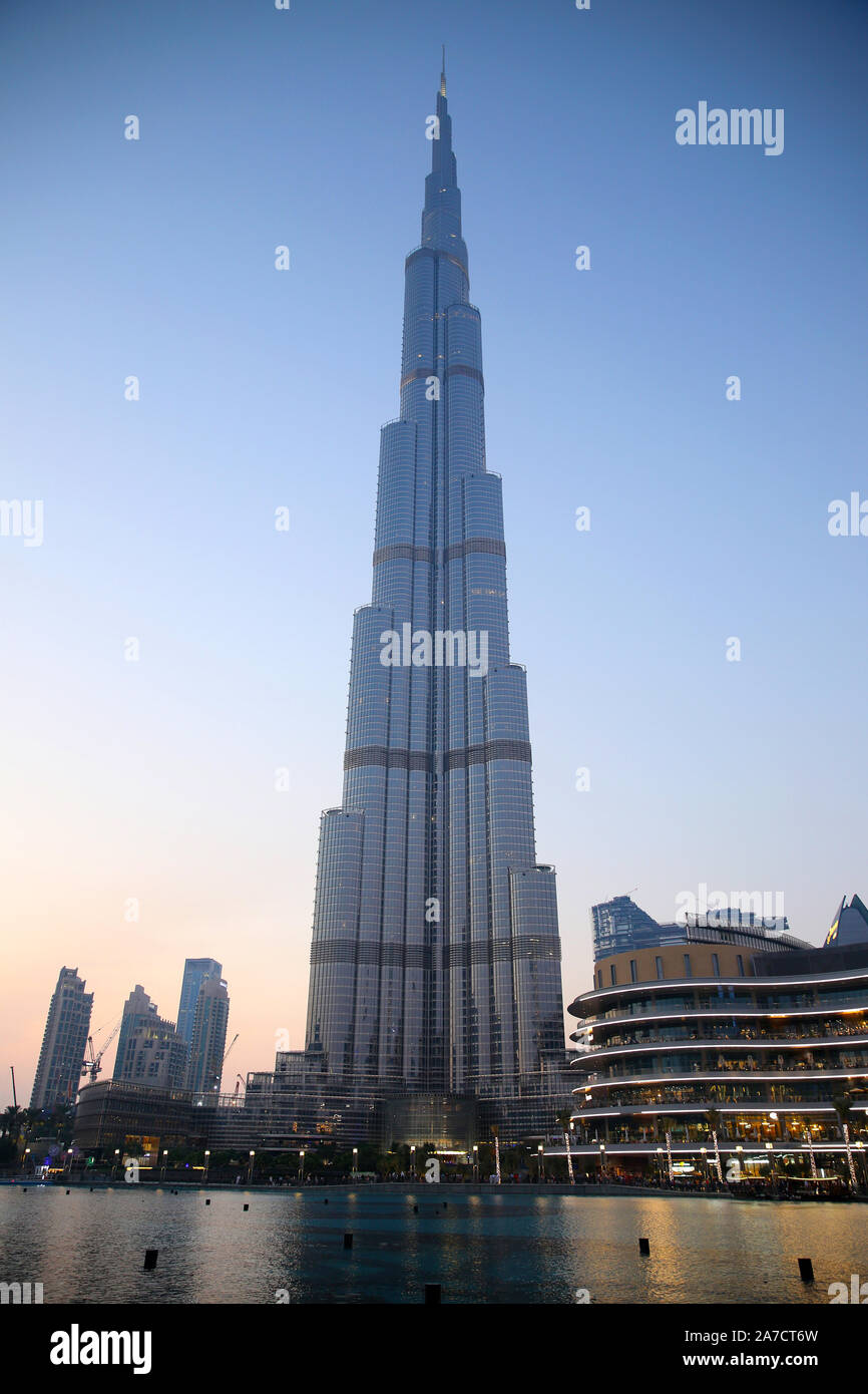 Le centre-ville dans la ville avec l'horizon et le Burj Khalifa, le plus haut gratte-ciel du monde, à 829,8 m et les 63 étages, 302,2 m, Dubaï, Unité Banque D'Images