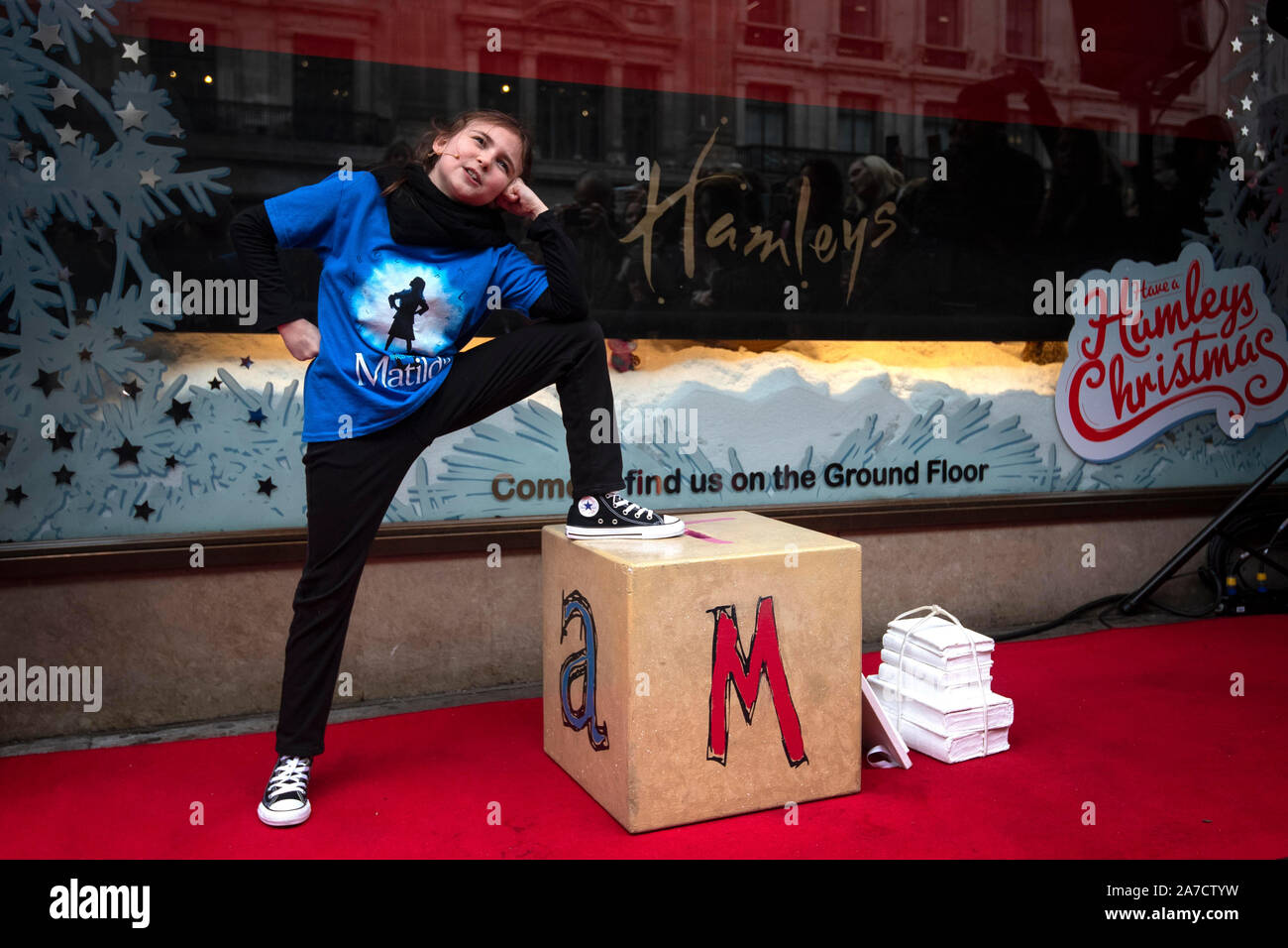 Le cast de Mathilde l'aide musicale de dévoiler la vitrine de Noël Hamleys, doté d''une scène forestière Winter Wonderland, sur Regent Street, à Londres. Banque D'Images