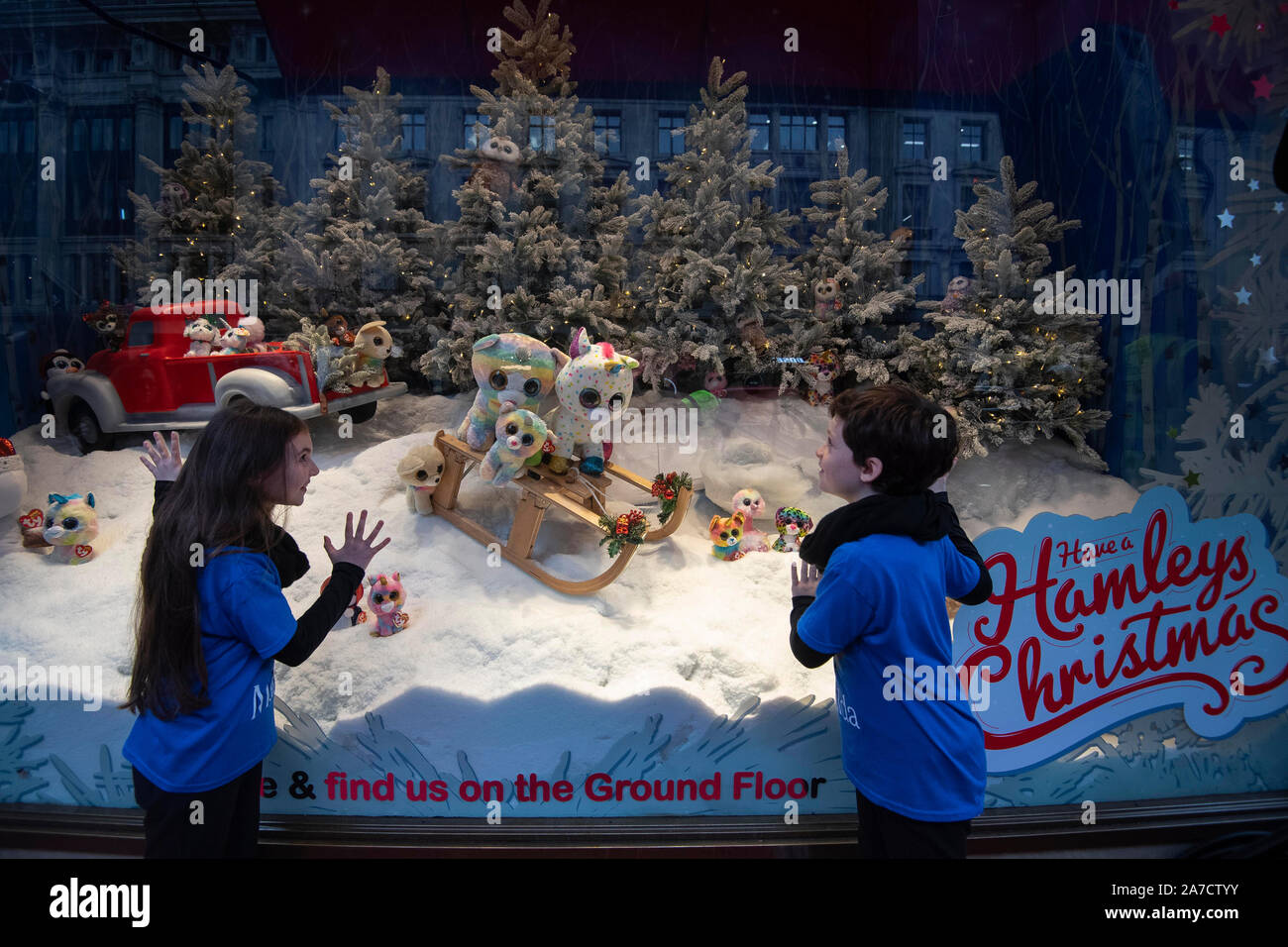 Le cast de Mathilde l'aide musicale de dévoiler la vitrine de Noël Hamleys, doté d''une scène forestière Winter Wonderland, sur Regent Street, à Londres. Banque D'Images