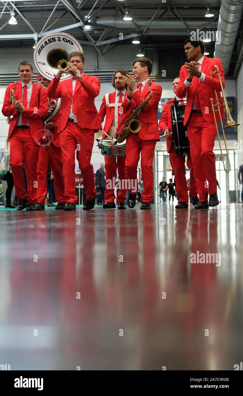 Leipzig, Allemagne. 06Th Nov, 2019. Une fanfare joue dans un hall de la Leipziger Messe. Il y a juste le usicpark «' a lieu du 01. au 03.11.2019, qui traite des musiciens amateurs, les passionnés de musique, les élèves de musique et les débutants. Credit : Sebastian Willnow/dpa-Zentralbild/dpa/Alamy Live News Banque D'Images