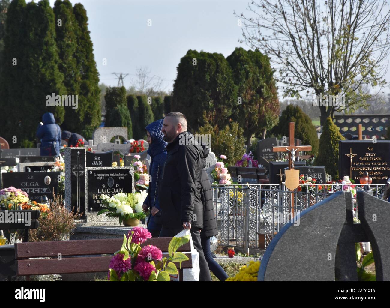 Scinawa, Pologne. 1er novembre 2019. 1 novembre dans tous les Saints' de la Pologne. En ce jour, des poteaux visiter la tombe de leurs proches dans les cimetières, allumer des bougies et déposent des fleurs c'est une tradition en Pologne/Twardysko-Wierzbicki Crédit : Piotr ZUMA Wire/Alamy Live News Banque D'Images