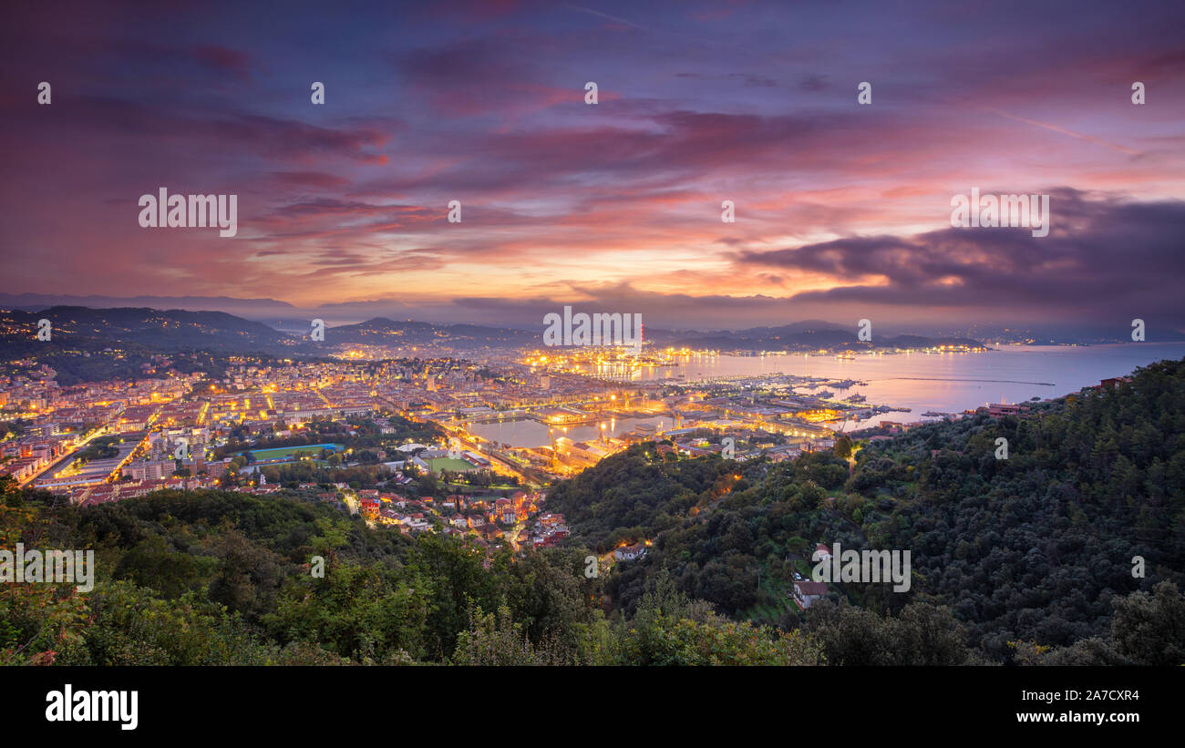 La Spezia, Italie. Cityscape image de La Spezia, Cinque Terre, Italie, durant le lever du soleil spectaculaire. Banque D'Images