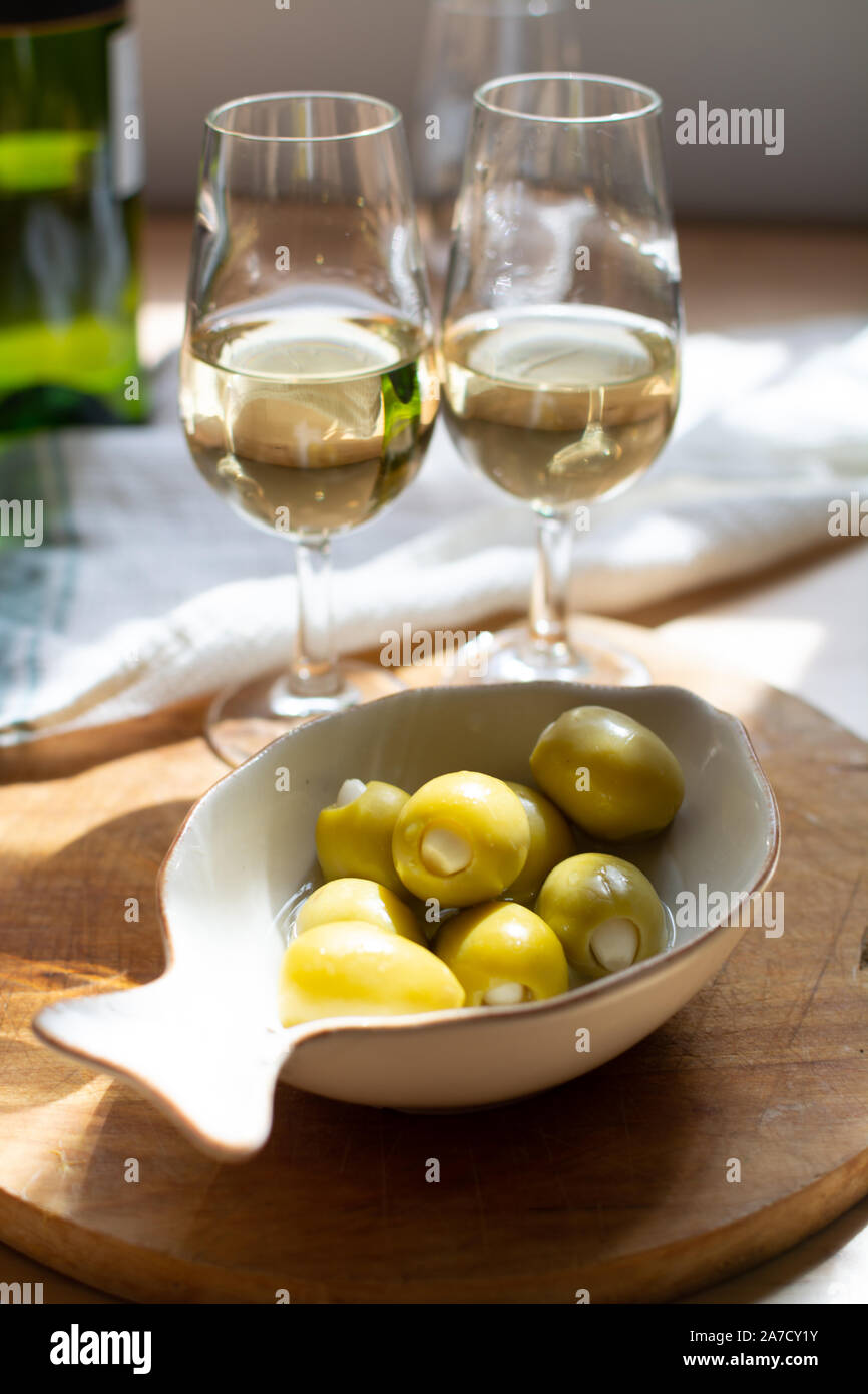 Dégustation de vin de xérès sec, fino, manzanilla ou vin de Xérès palomino dans les verres, Jerez de la Frontera, Andalousie, Espagne close up Banque D'Images